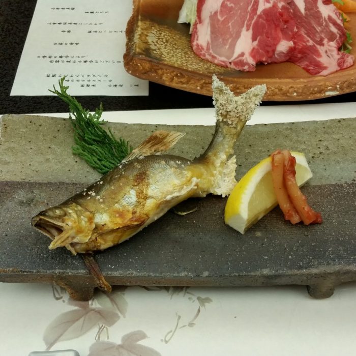 松阪わんわんパラダイスホテルの夕食の鮎の塩焼き